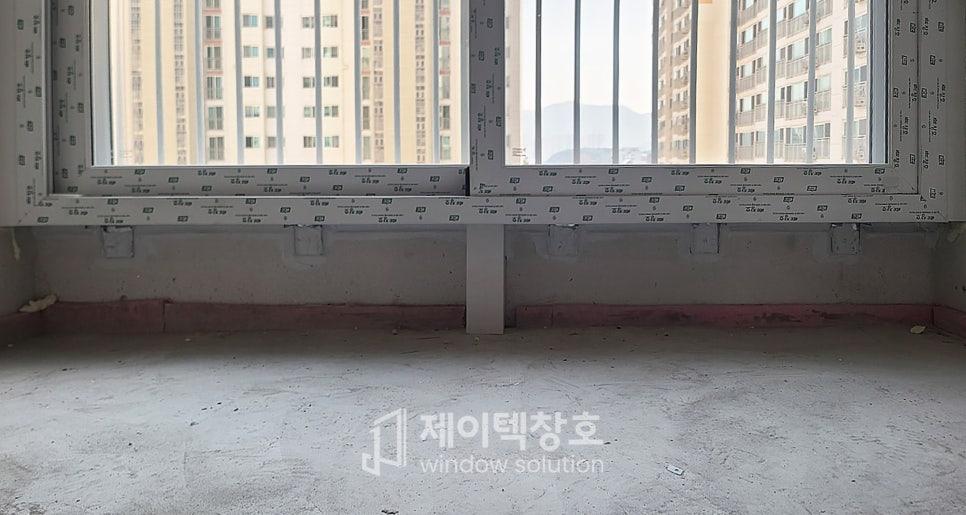규격 정보가 표시된 창호 프레임과 콘크리트 벽면