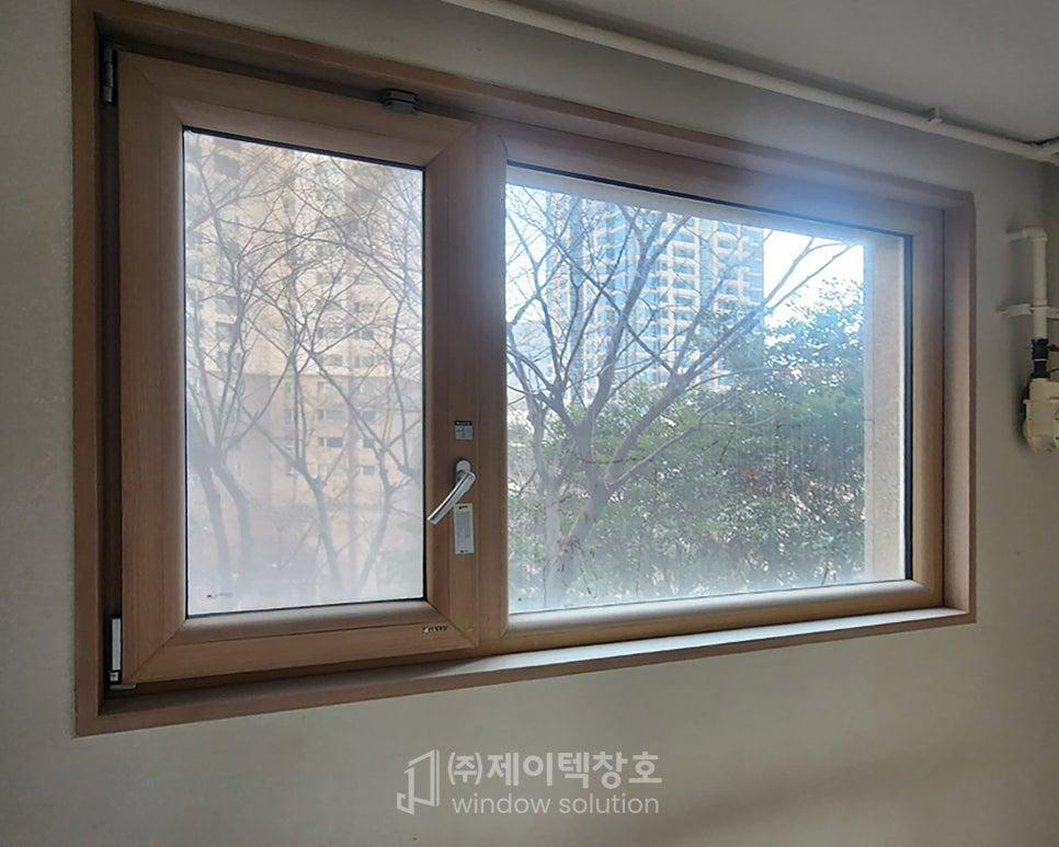 우드톤과 조화를 이루는 따뜻한 느낌의 완성된 창가예요.