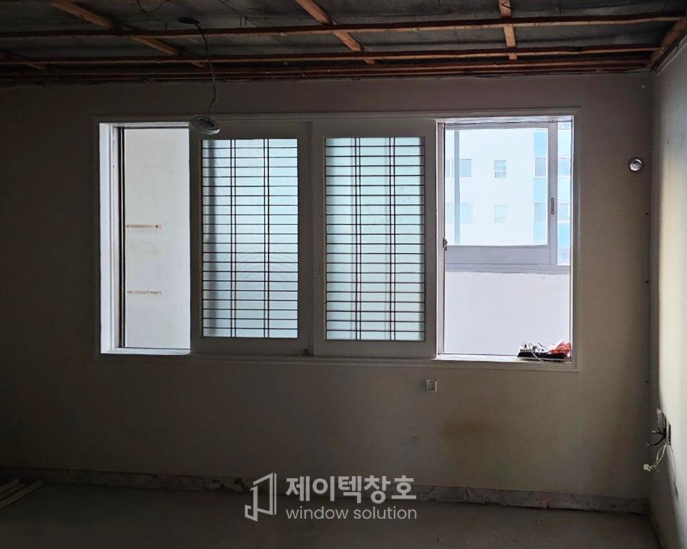 벽면 마감 전 작은방의 창호 설치 모습
