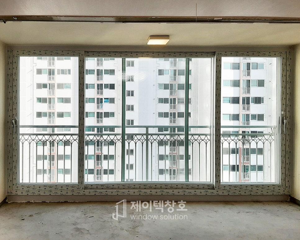 금속 난간과 함께 설치된 다분할 유리 창호