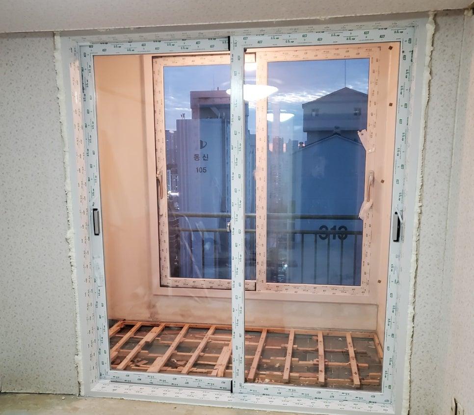 하단 목재 구조물과 결합된 창호 틀 근접 샷