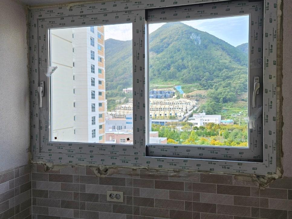 보호 필름이 부착된 흰색 창호 프레임