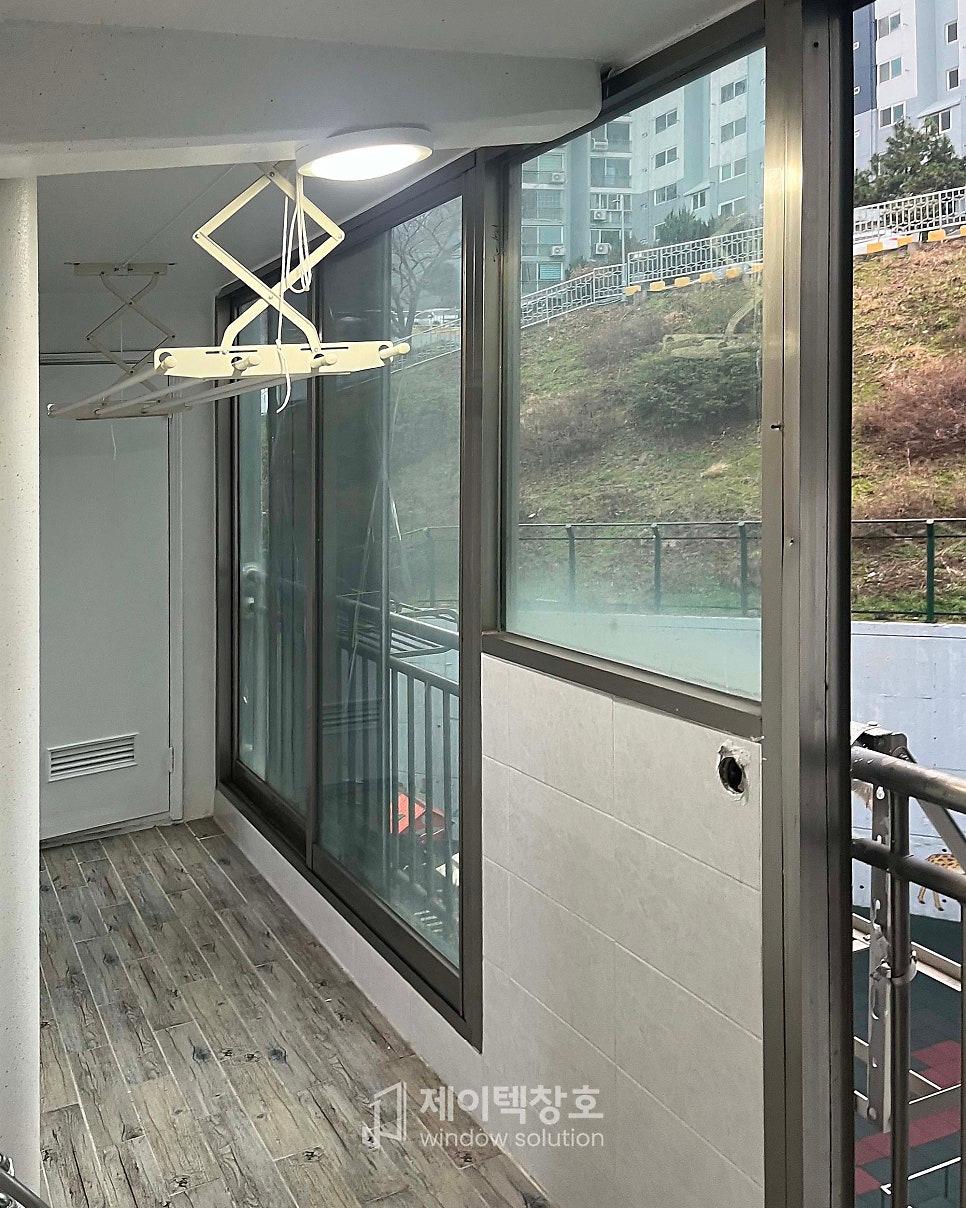 건조대가 설치된 천장과 나무 패턴 바닥의 발코니