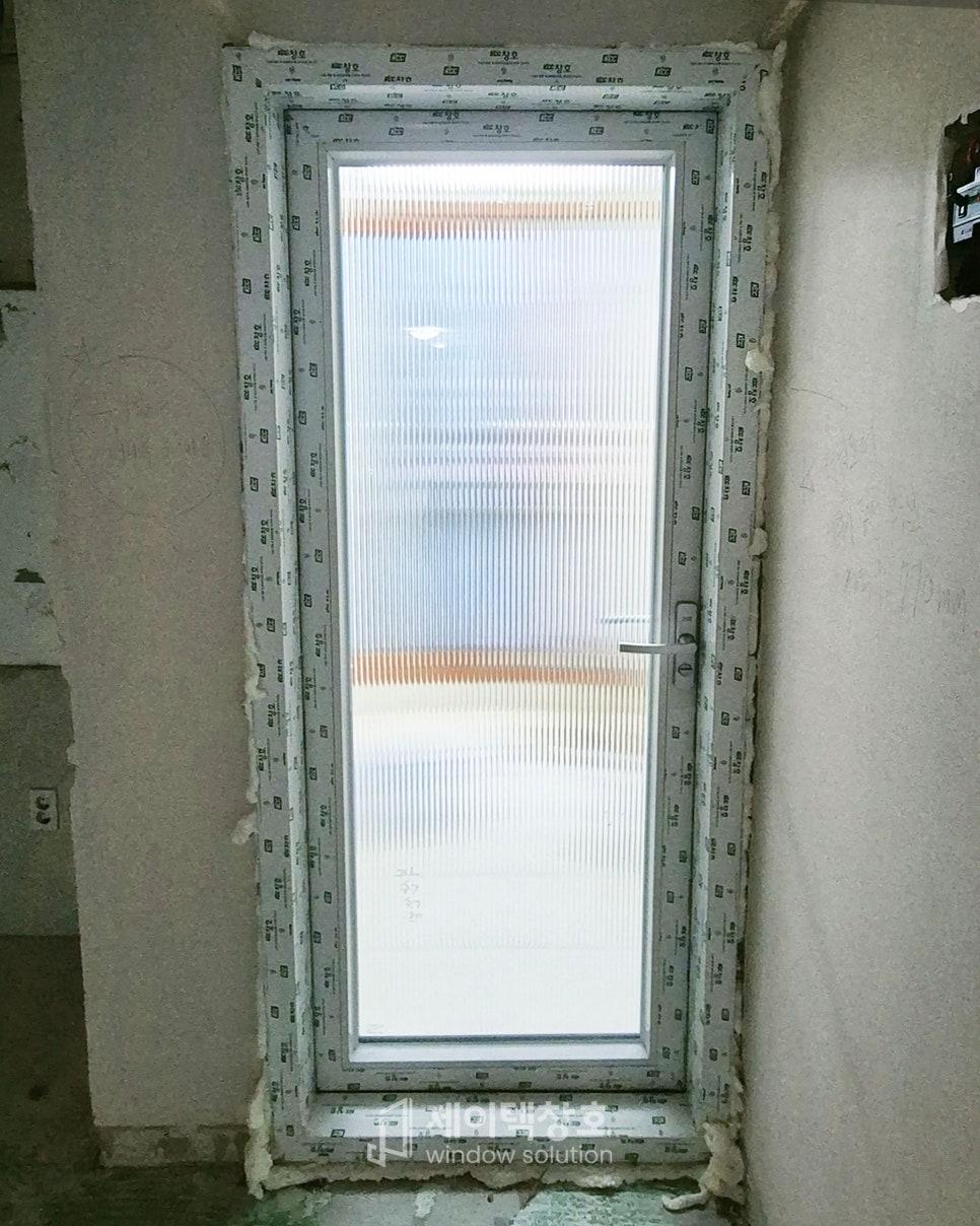 테이핑 작업 중인 시공 현장