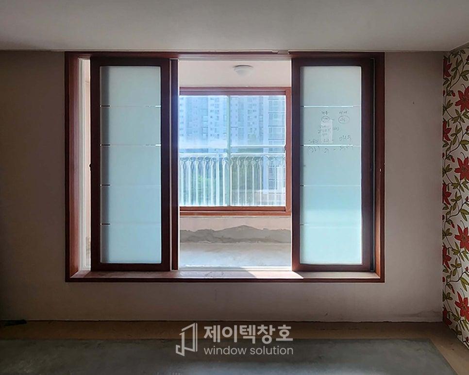 베이지색 벽지와 꽃무늬 패턴이 보이는 실내 창호의 모습