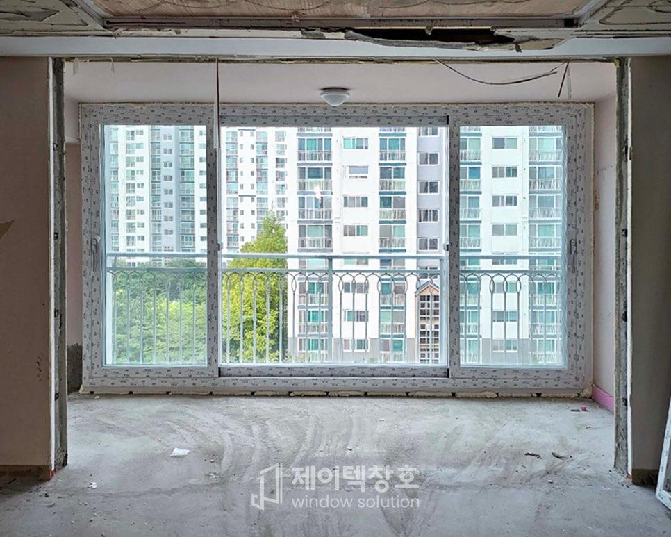 벽지와 천장 마감이 제거된 상태에서 진행 중인 창호 시공