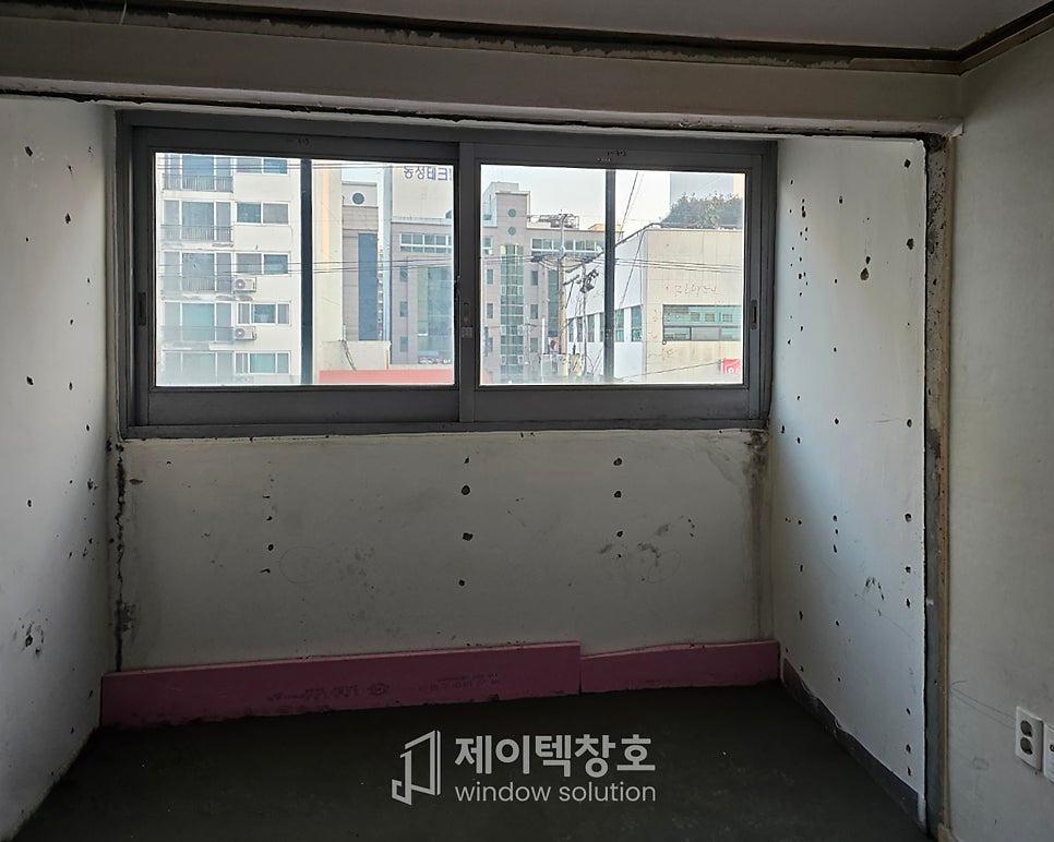 새로운 창호를 위해 준비된 벽면 공간