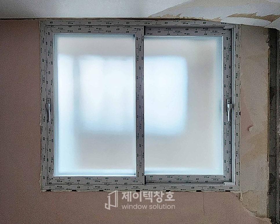 마감 전 드러난 창호 프레임과 유리 패널의 접합부