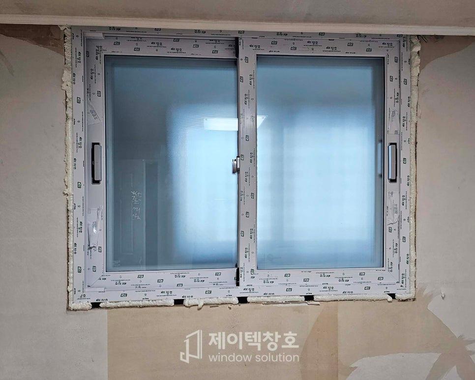 마감재가 부착된 벽면과 창호 프레임의 연결 상태