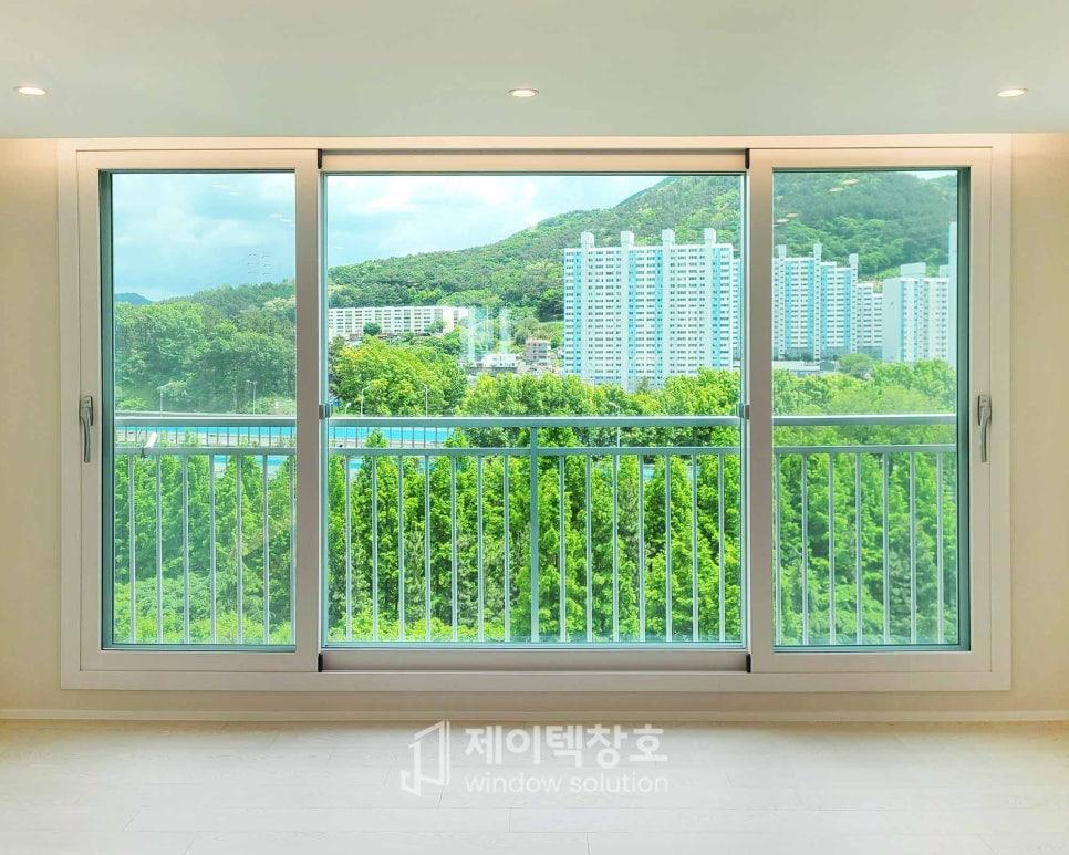 프레임 고정 작업이 진행 중인 창호 근접 모습