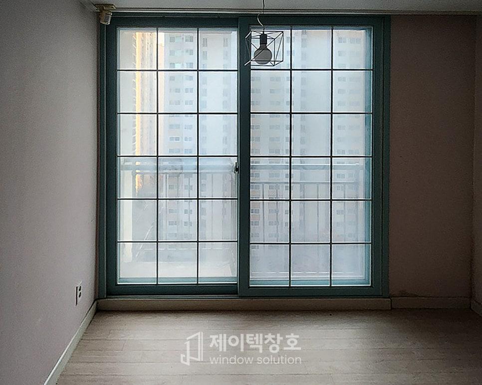 거실 뒷편에 설치된 깔끔한 KCC 이중창 모습