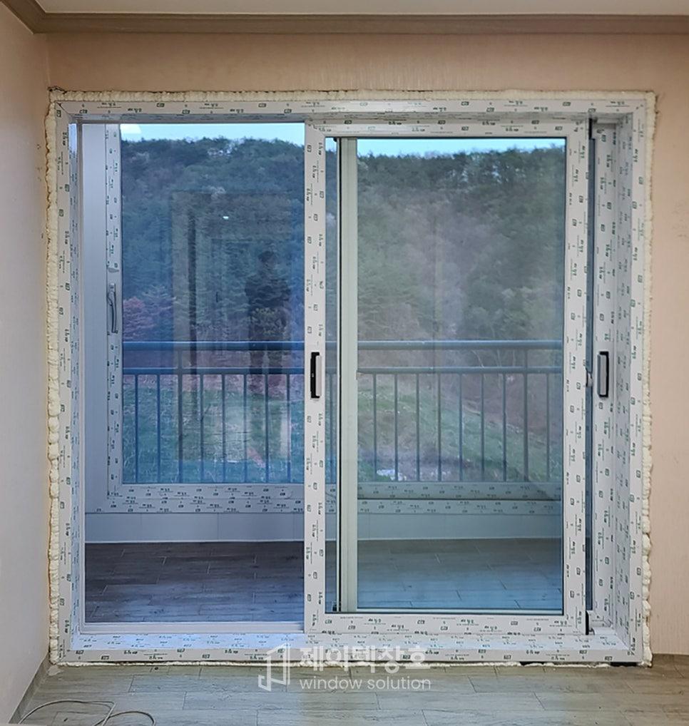 산 풍경이 보이는 창호 프레임과 외부 테라스 접점