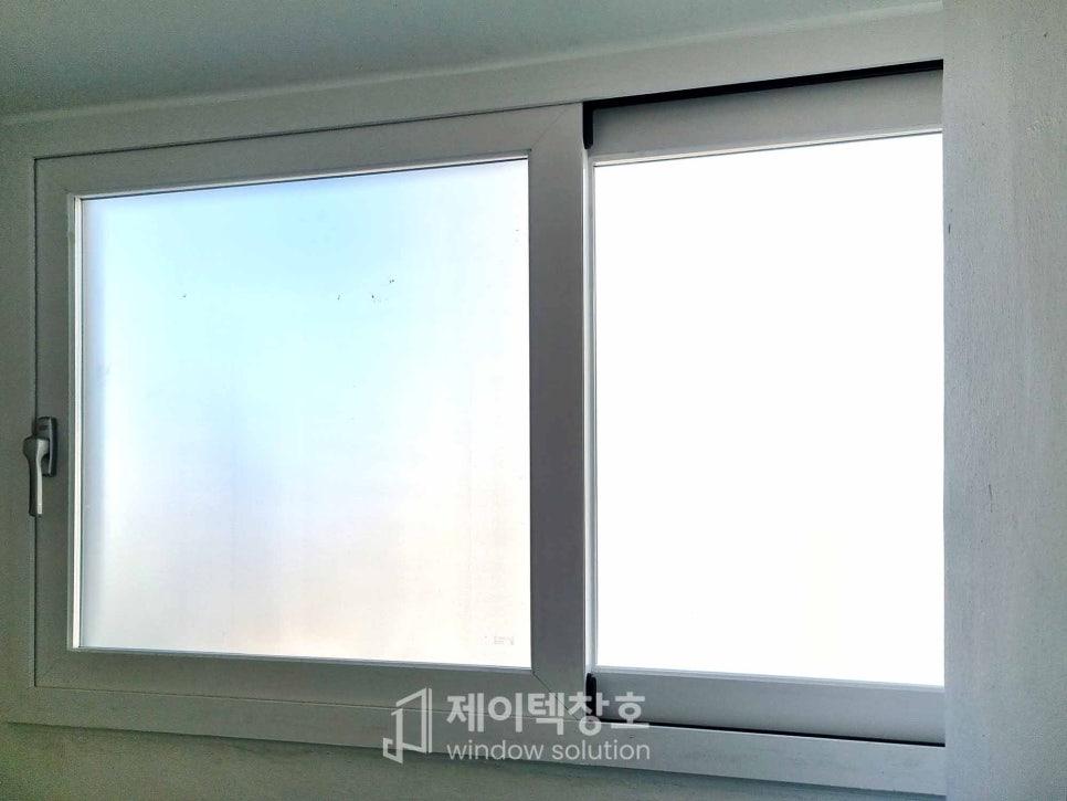 창호 프레임과 유리 패널의 정교한 결합 상태