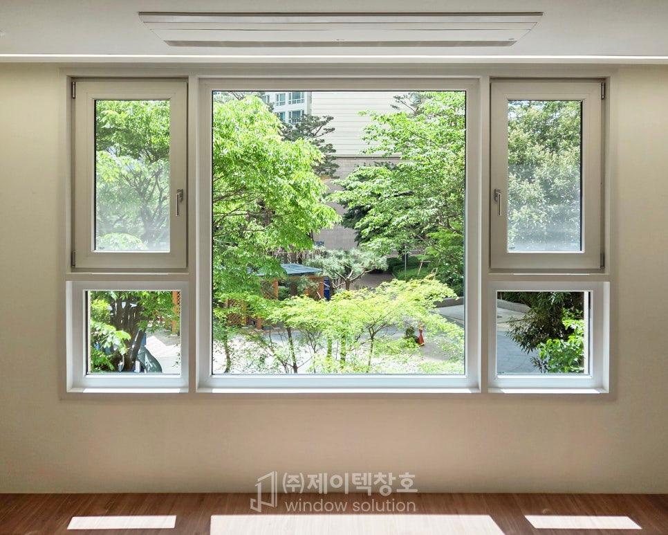 깨끗한 창 너머로 풍경이 선명하게 보이는 완성된 거실이에요.