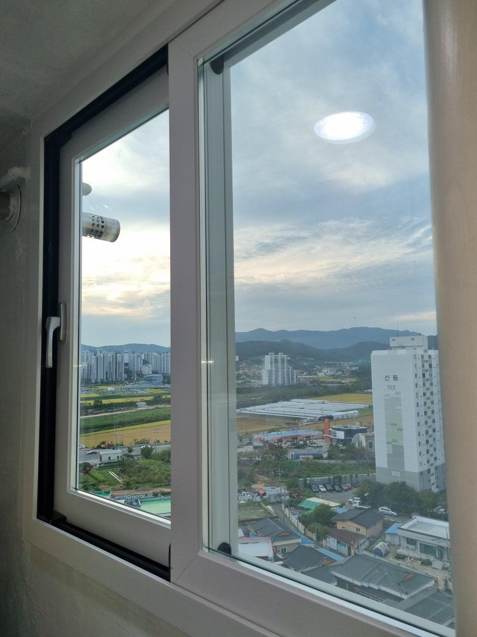 도시 풍경을 배경으로 한 창호 프레임과 유리