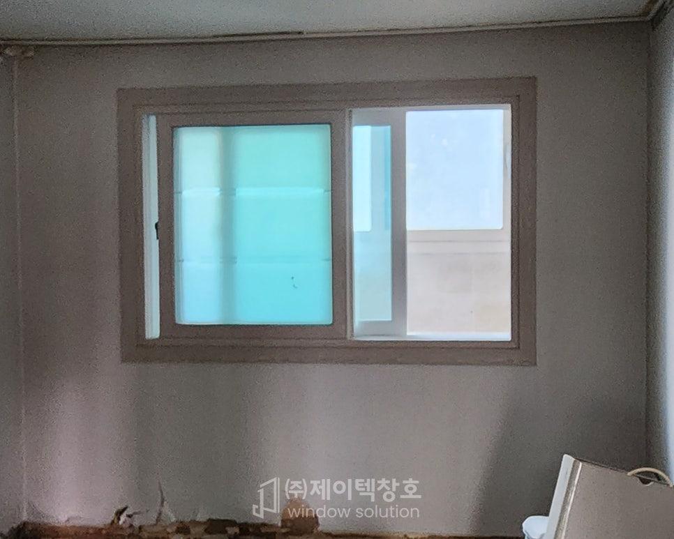 틈새 없이 꼼꼼하게 설치 중인 창틀