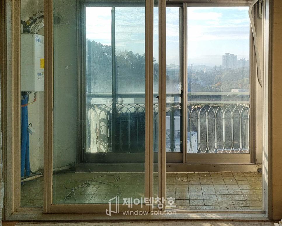 에어컨 파이프와 바닥 타일이 보이는 발코니 시공 현장