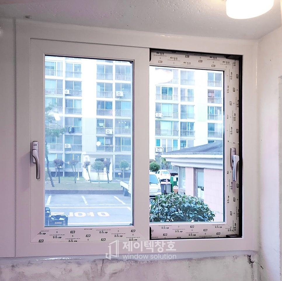 흰색 벽지와 손잡이가 보이는 기존 창호