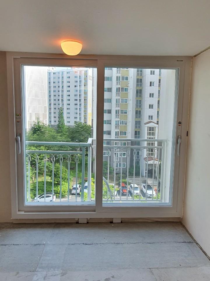 시공 중 발생한 표면 입자들을 정리하는 과정