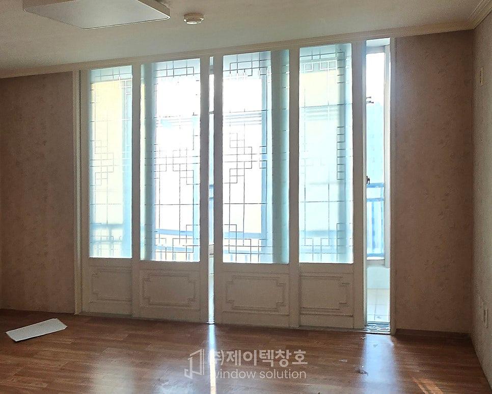 새 창호가 들어선 깨끗한 빈 방