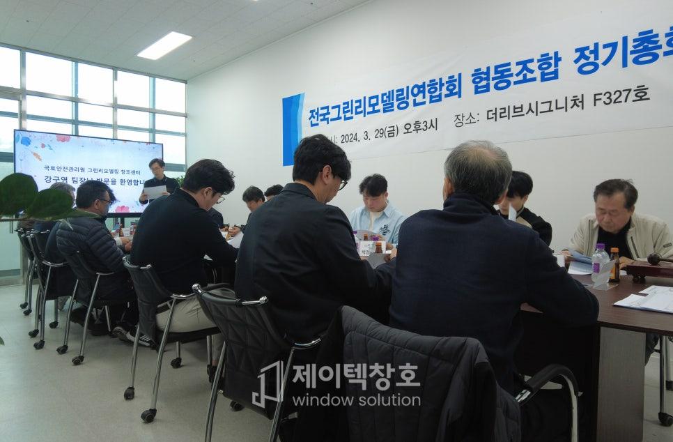 배너와 테이블이 배치된 간담회 현장