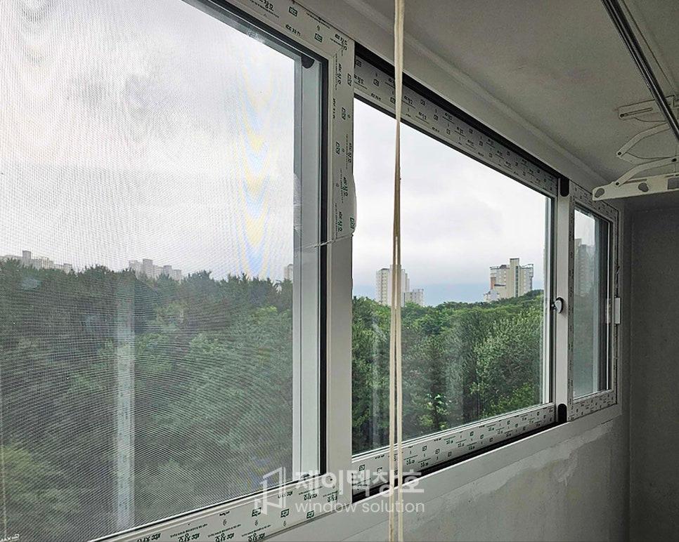 벽면에 밀착되어 고정 중인 창호 프레임 근접 샷