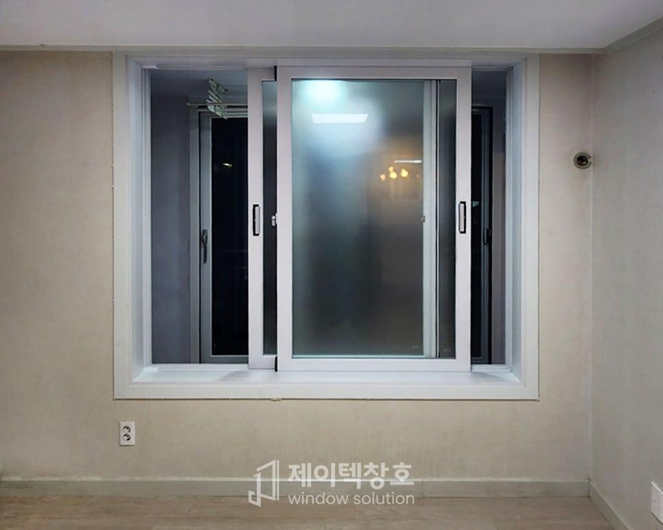 단열 성능을 높인 거실의 화이트 이중창 완성샷