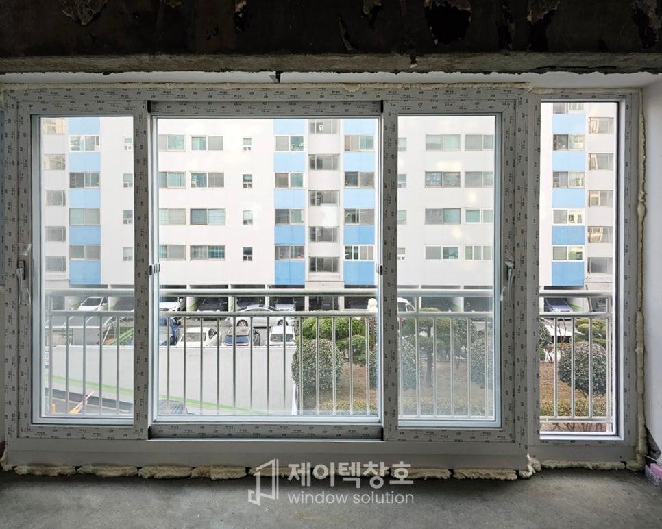 정돈된 프레임 너머로 보이는 외부 풍경