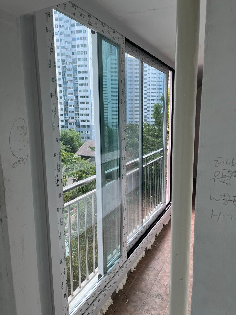 발코니 난간과 맞닿은 창호 프레임 근접 샷