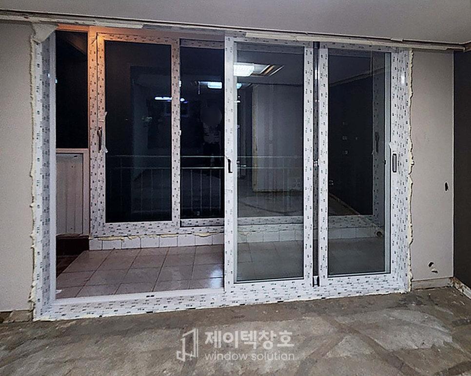 벽지 마감 전 설치된 거실 내창의 모습