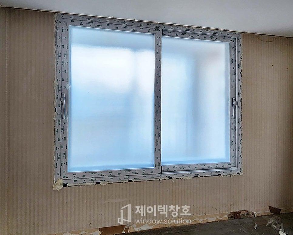 마감 전 상태의 창호 프레임과 유리 패널