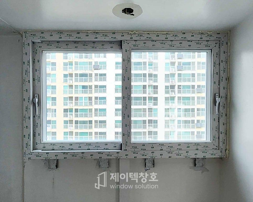 보라색 테이프가 부착된 창호 프레임과 외부 전경