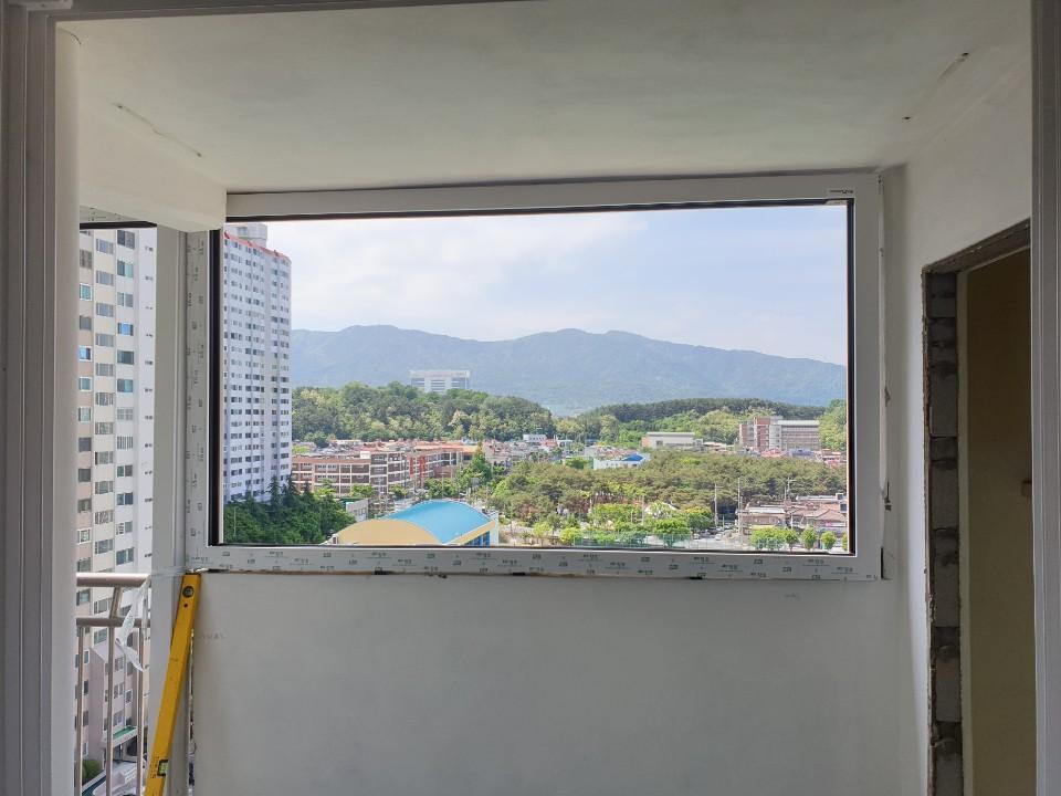 흰색 벽면과 창호가 맞닿은 실내 모습