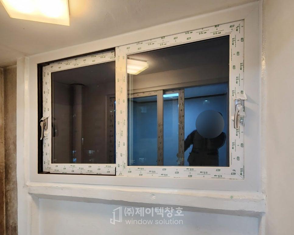 라벨이 붙은 흰색 프레임의 창호 시공 모습