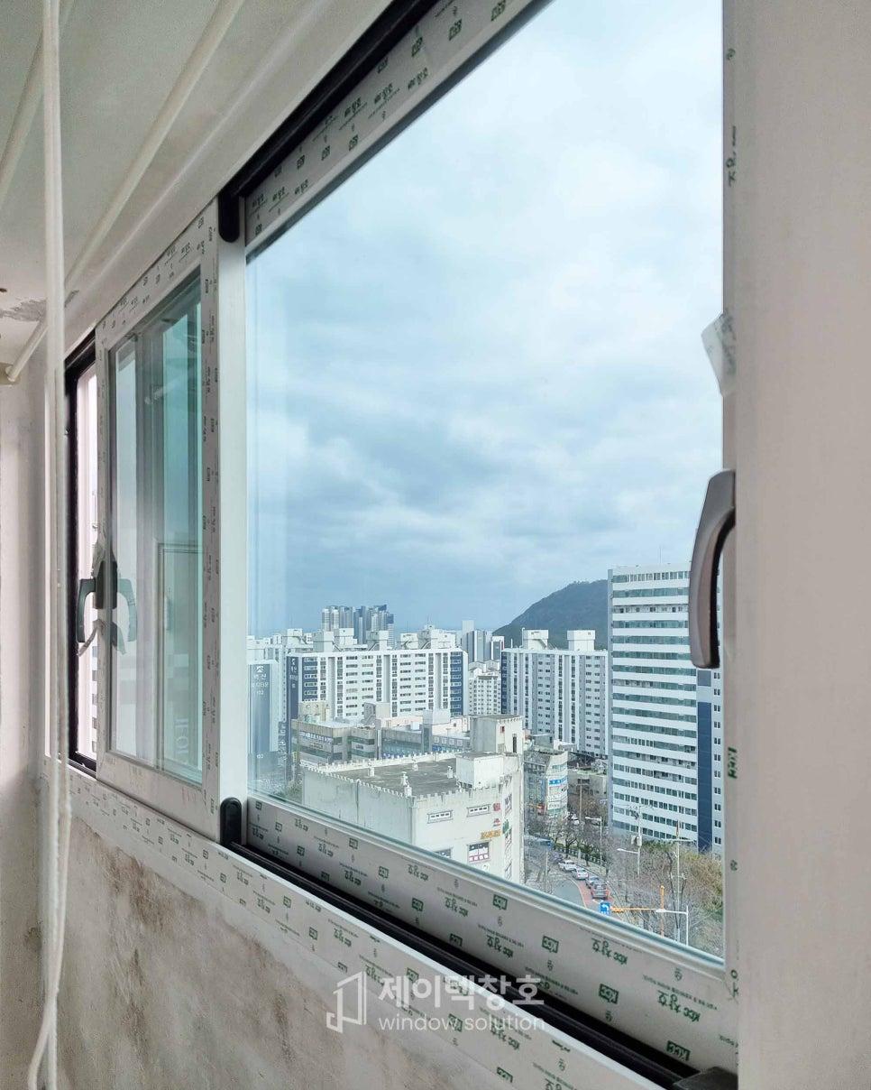 창틀 내부 마감재의 세부 표면