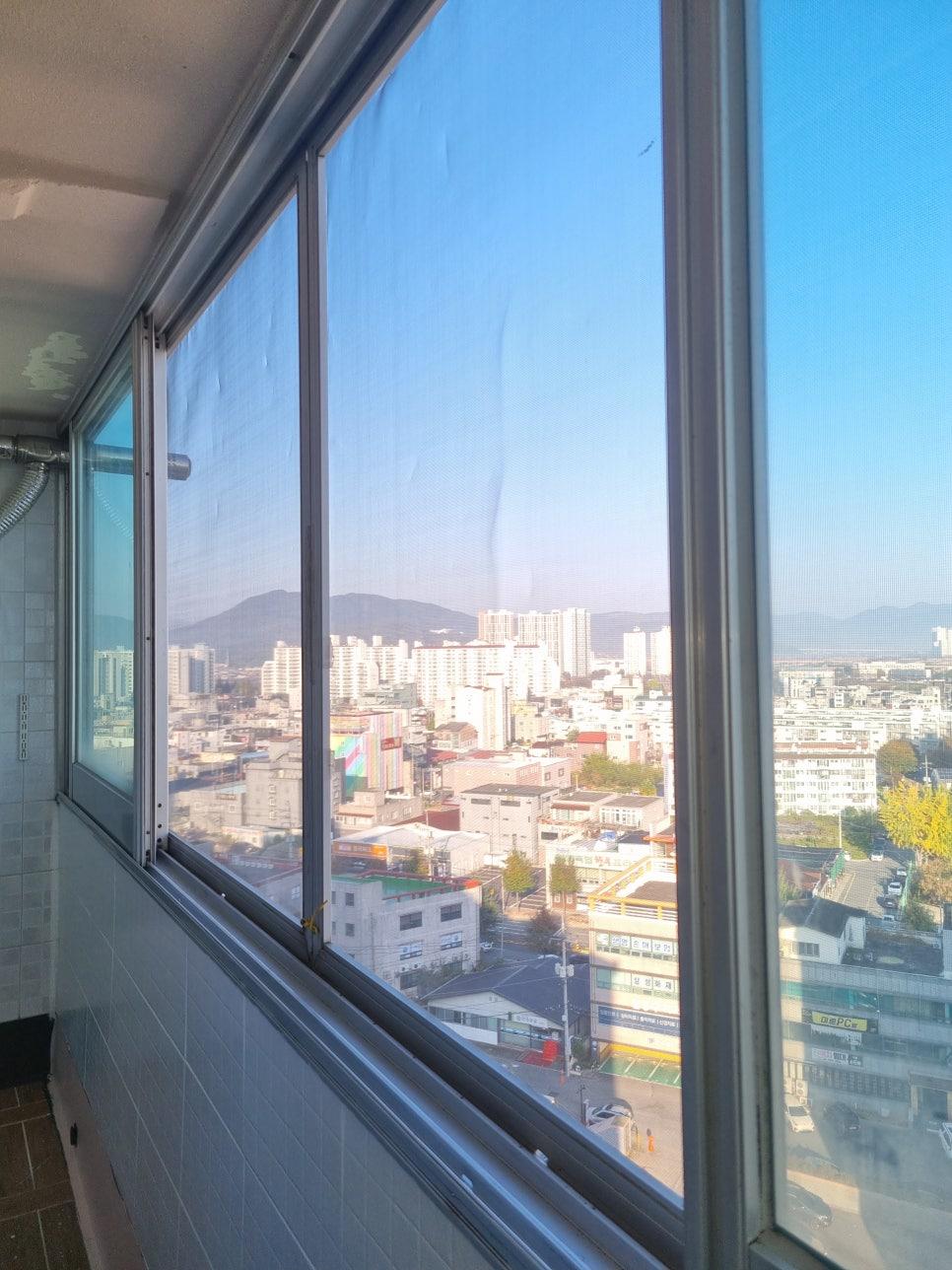흰색 타일과 커튼이 어우러진 발코니 창가