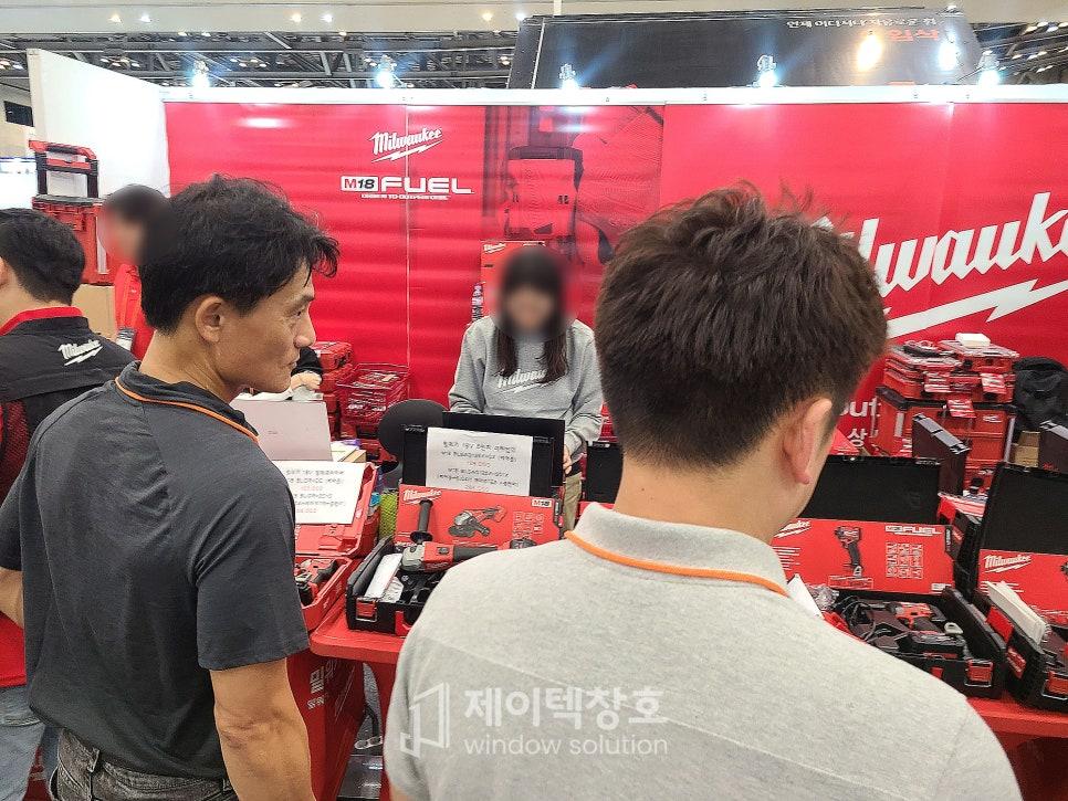 시공에 사용되는 소형 도구와 기기의 모습