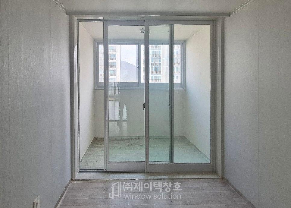 오션뷰가 투명하게 비치는 완성된 안방 공간