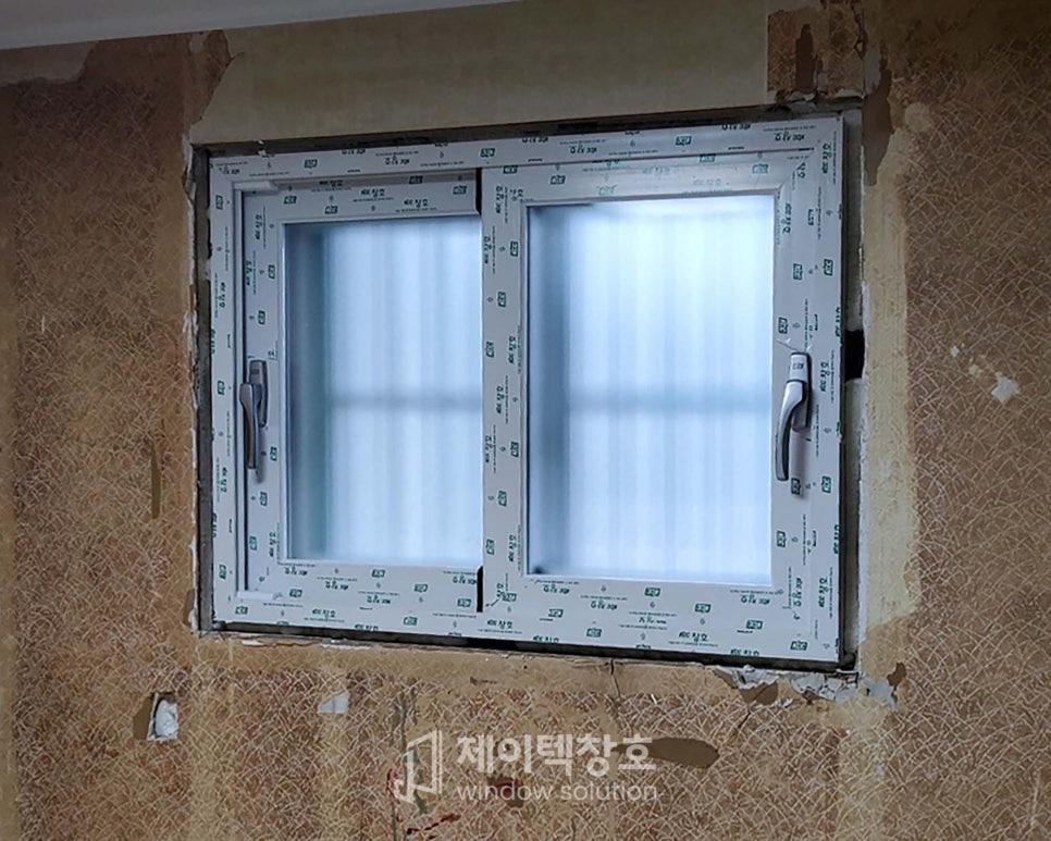 보호재가 붙어 있는 마감 전 상태의 창호 프레임