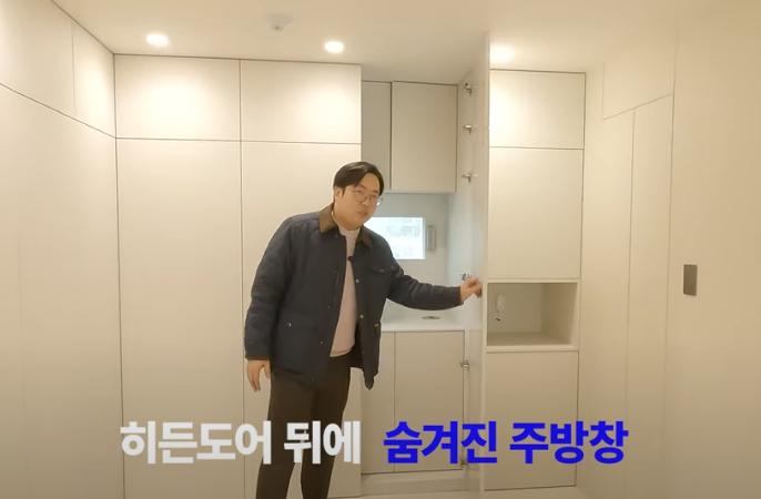 조명과 콘센트가 설치된 수납장 내부 공간