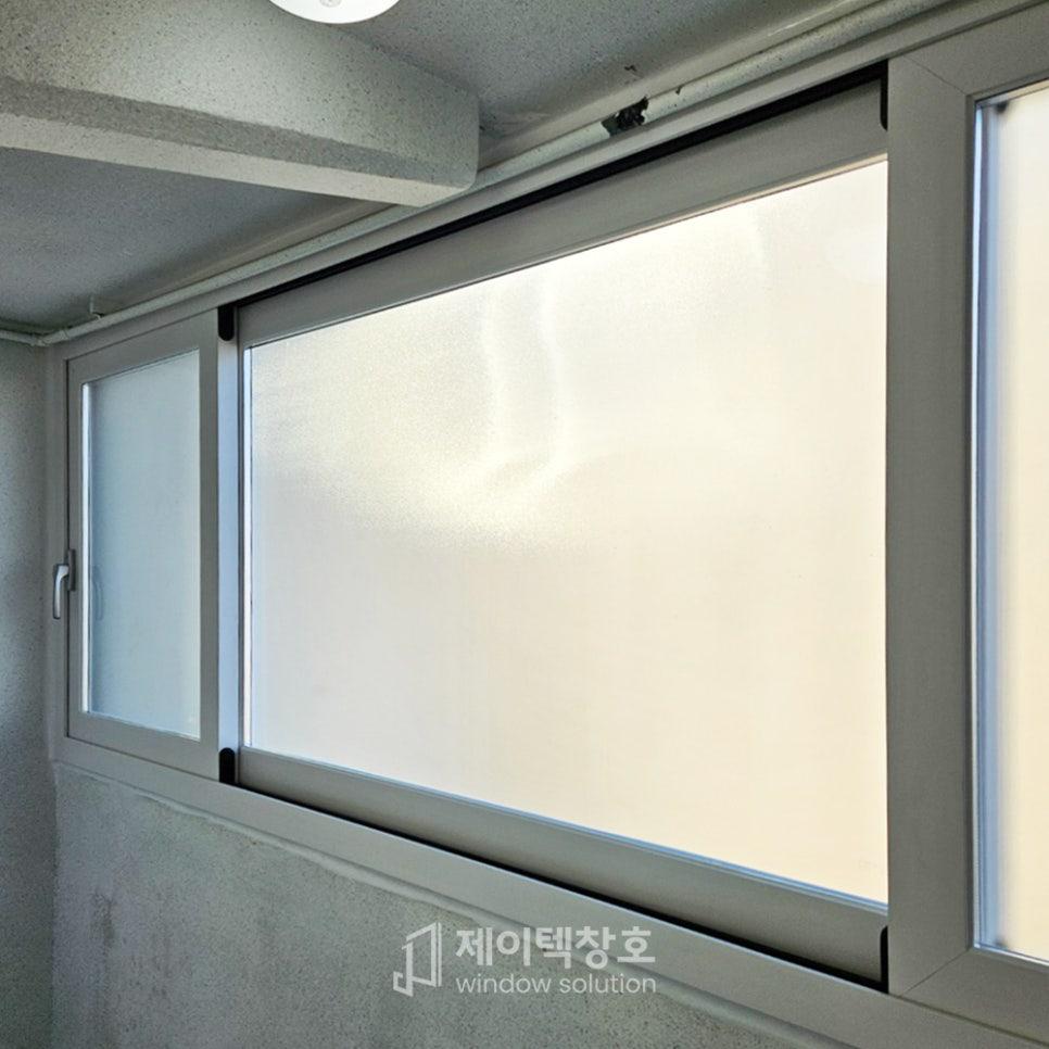 콘크리트 벽면의 회색 프레임 설치 모습