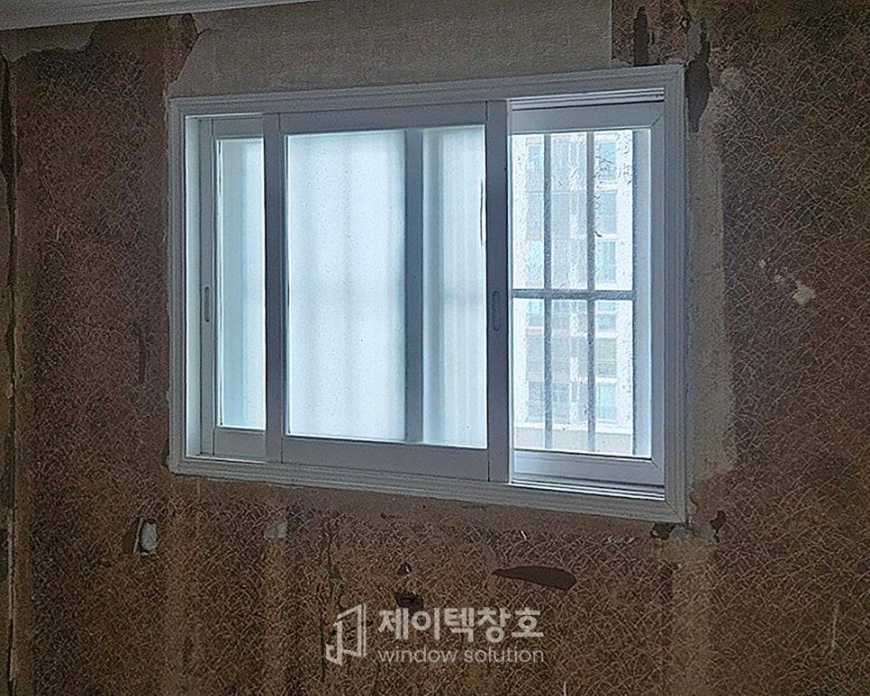 벽면 흠집이 보이는 창호 프레임 설치 근접 사진
