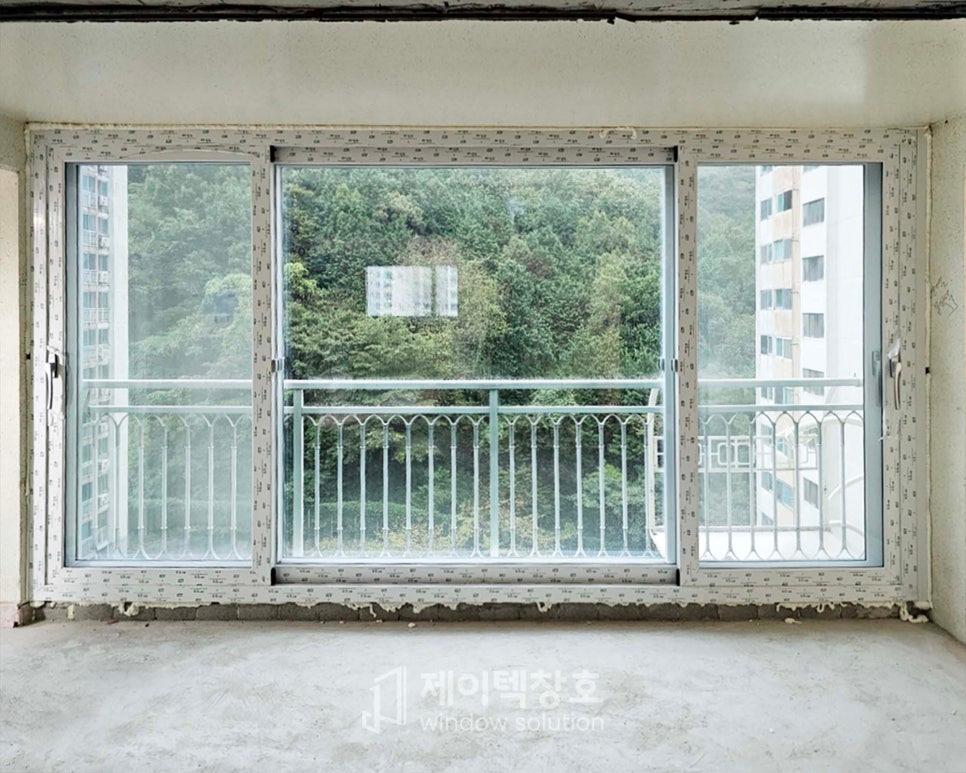 흰색 프레임의 슬라이딩 창호가 설치된 발코니