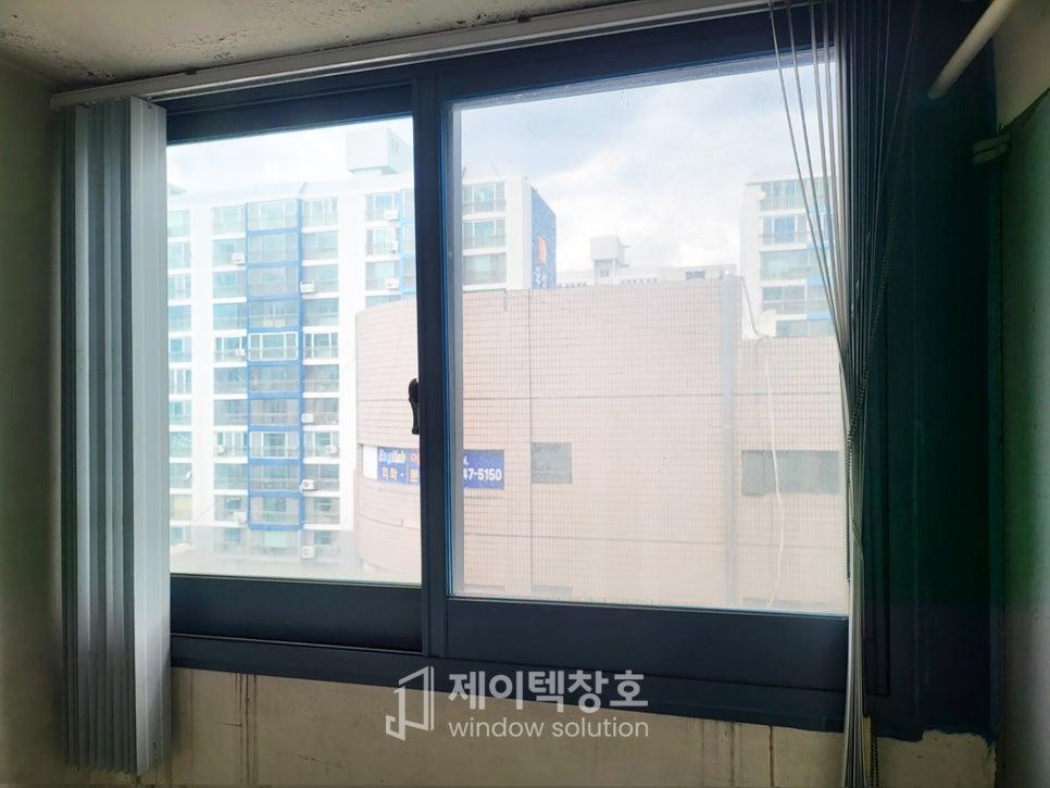 커튼이 걸린 실내 창가와 외부 전경