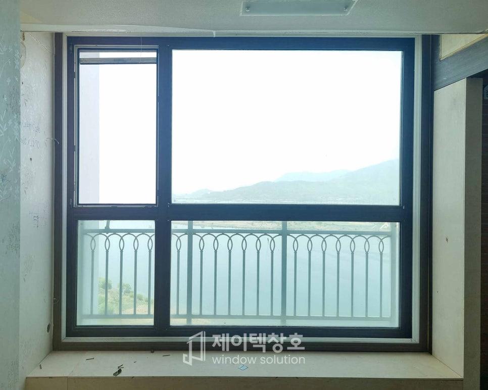검은색 프레임 창호와 발코니 금속 난간