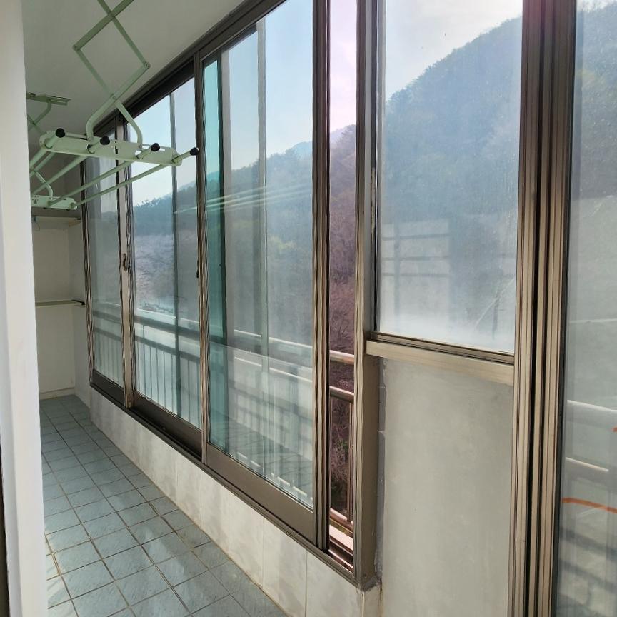 산 경관이 보이는 회색 타일 바닥의 발코니