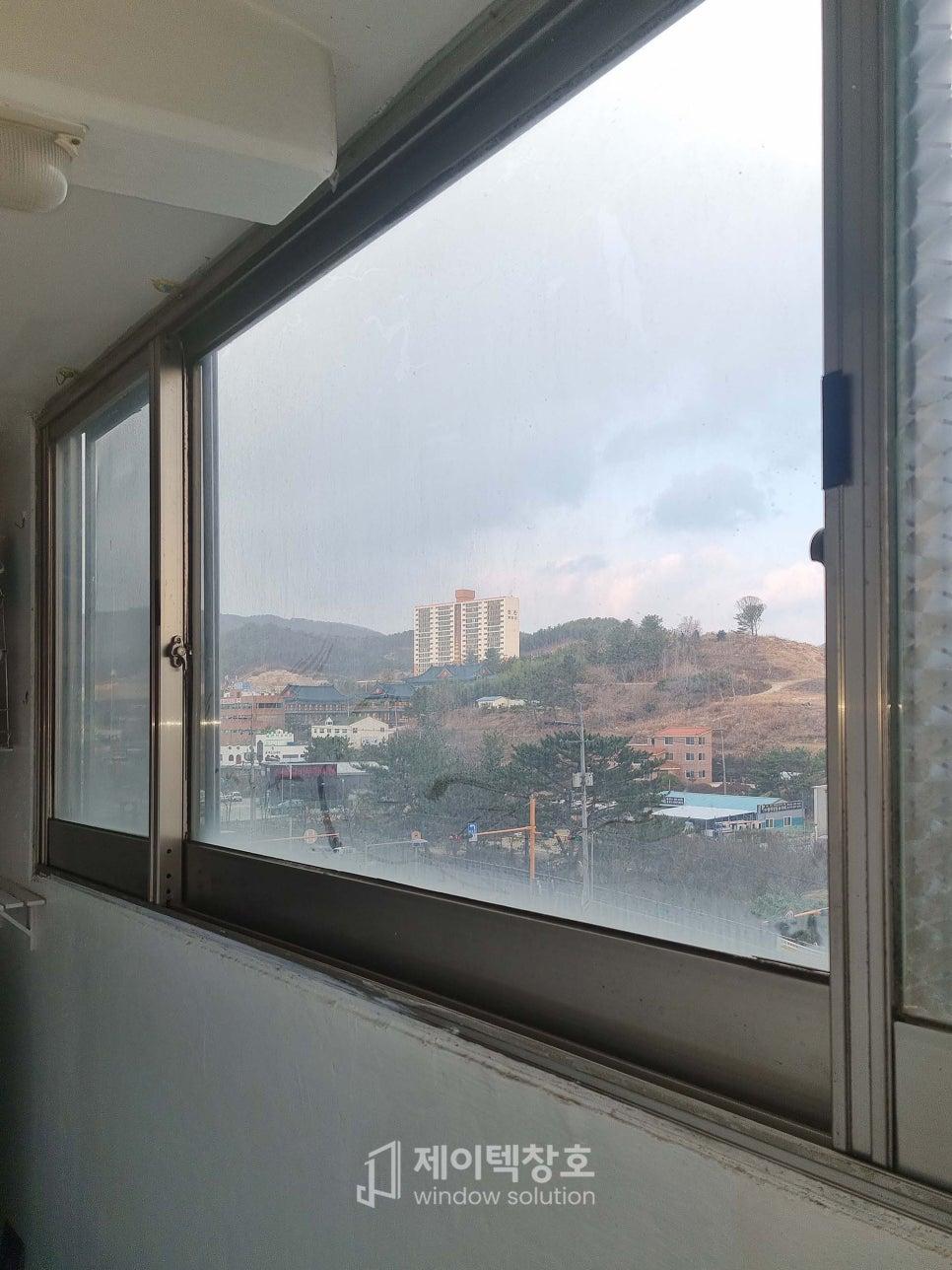 멀리 산과 건물이 보이는 정갈한 창호 모습