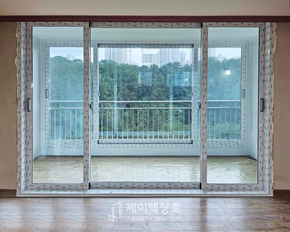 베이지색 벽지와 어우러진 흰색 프레임의 창호