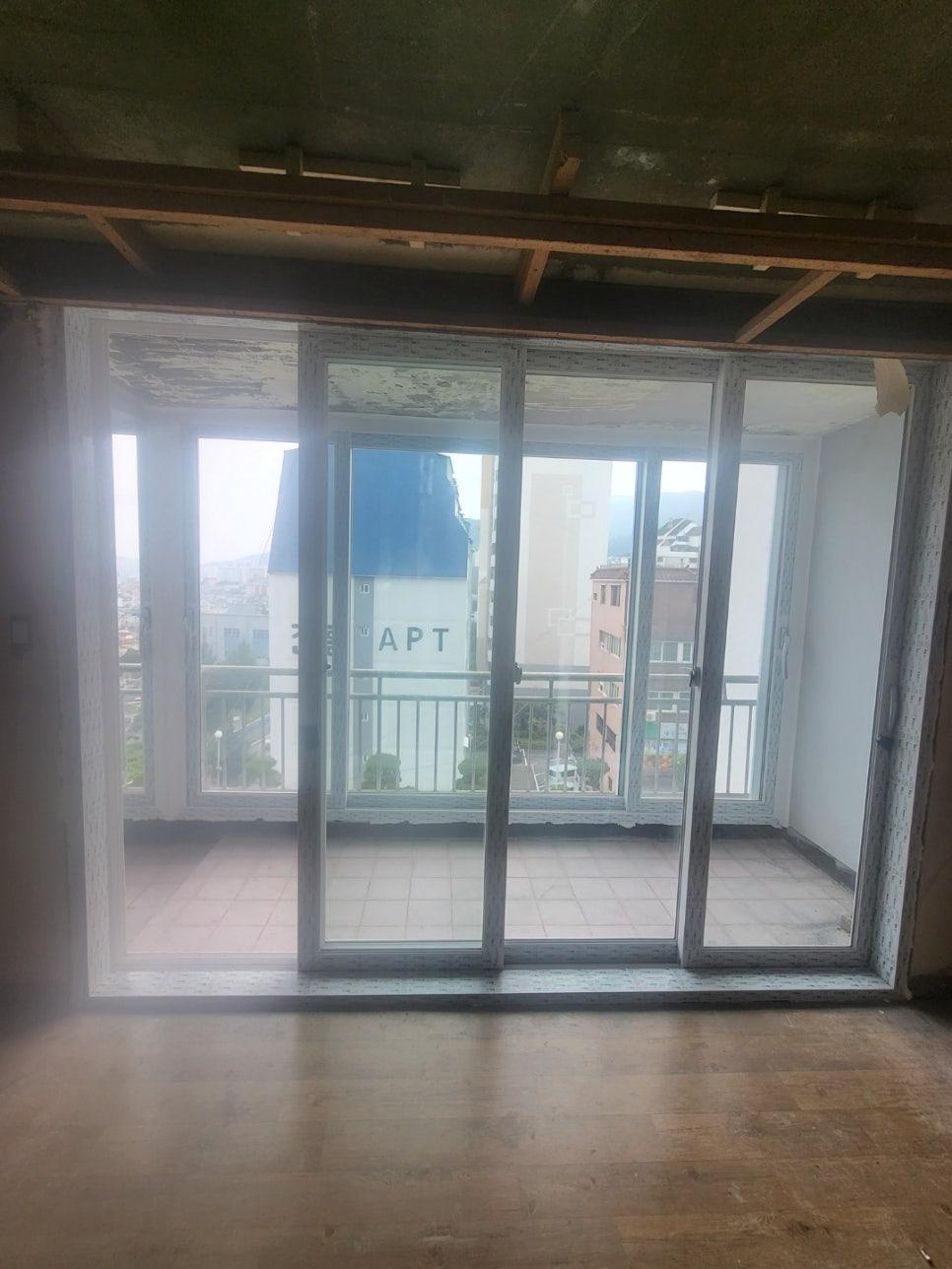 목재 마루와 흰색 벽면 발코니가 맞닿은 지점