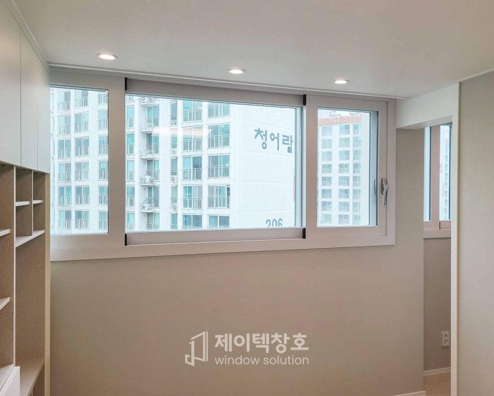베이지색 벽면과 조화를 이루는 완성된 흰색 창호